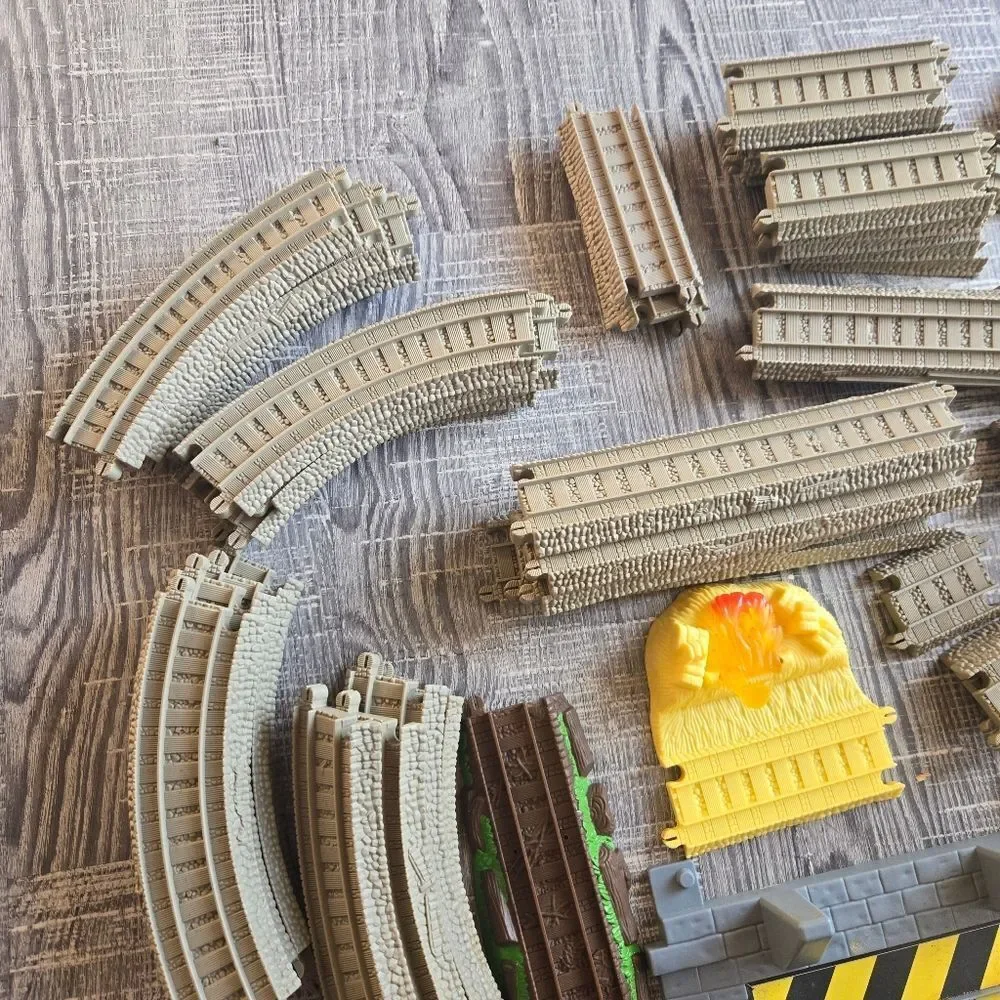 Trackmaster Thomas & Friends‎ ~ THOMAS AT TIDMOUTH SHEDS Incomplete 85pcs 2006